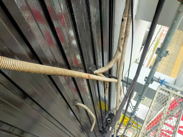 京田辺市で商店街物件の補修工事、屋根の張り替え・雨樋の一部交換・軒先水切りの設置